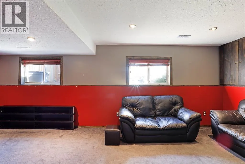 305 3 Street W