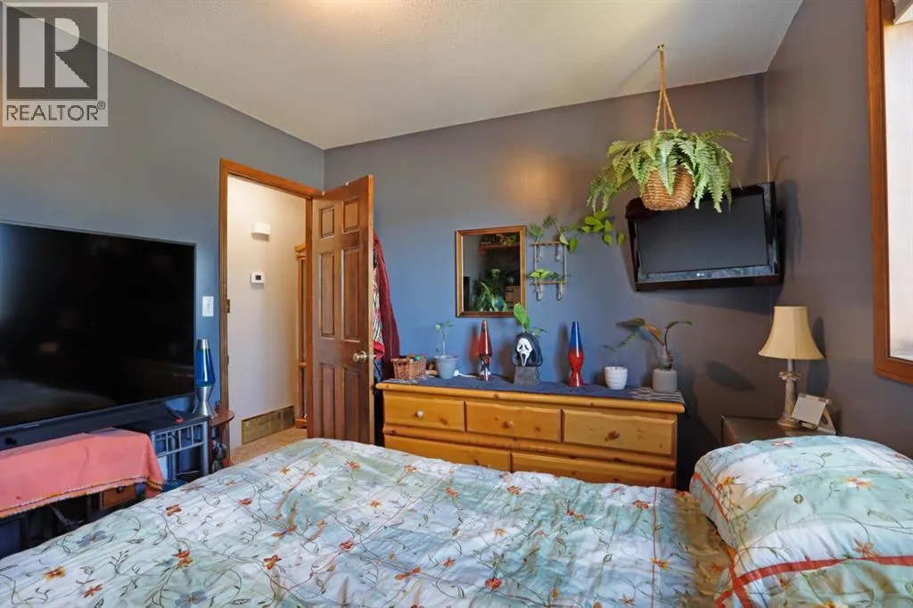 305 3 Street W