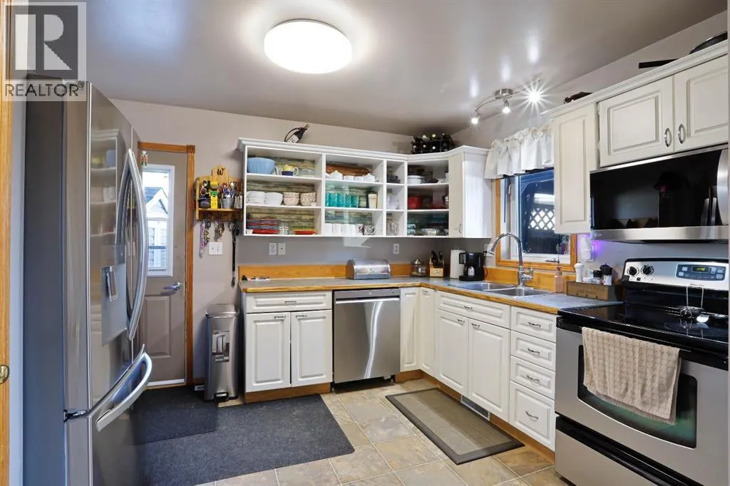305 3 Street W