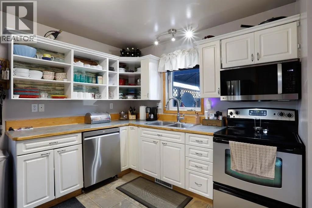 305 3 Street W