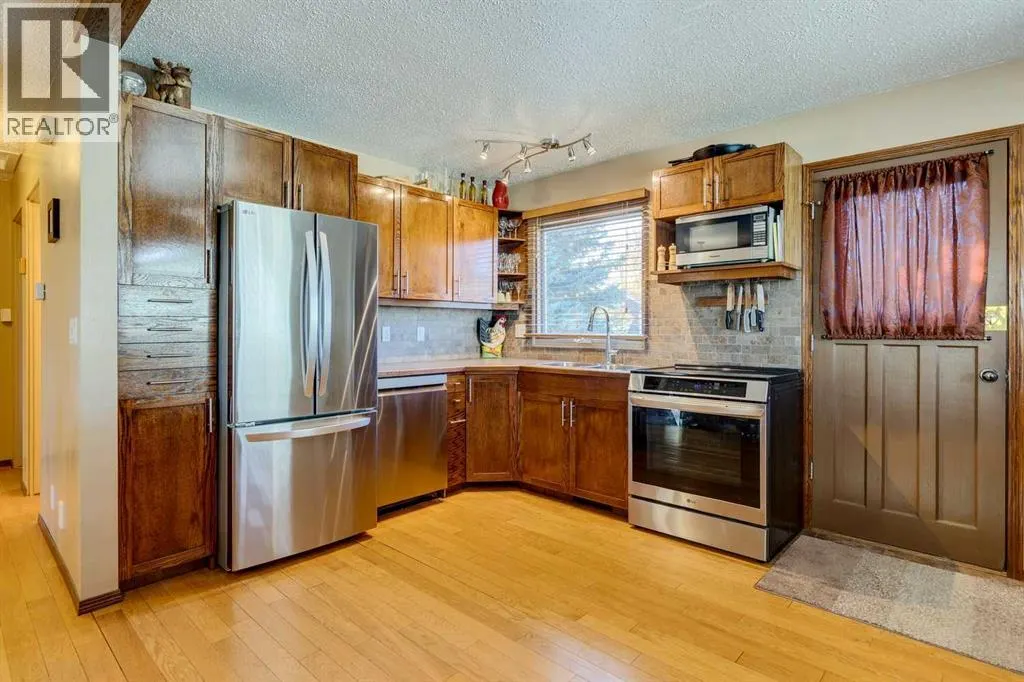 150 Midcrest Crescent SE
