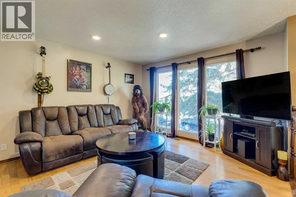 150 Midcrest Crescent SE
