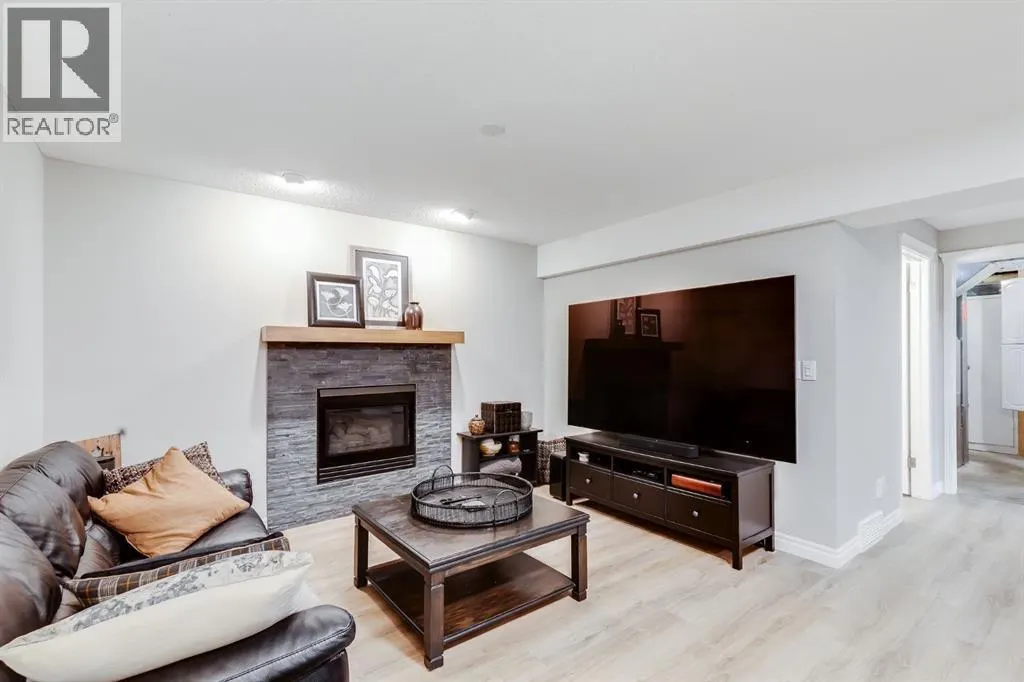 720 Woodside Drive NW