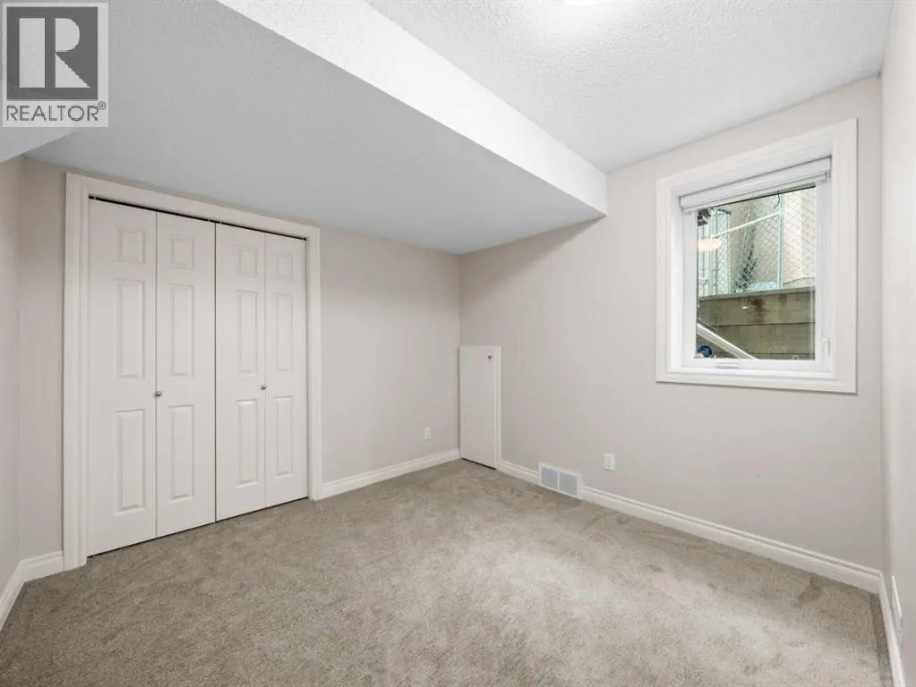 210 Evergreen Mews SW