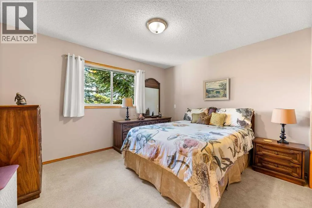 164 Stonegate Close NW