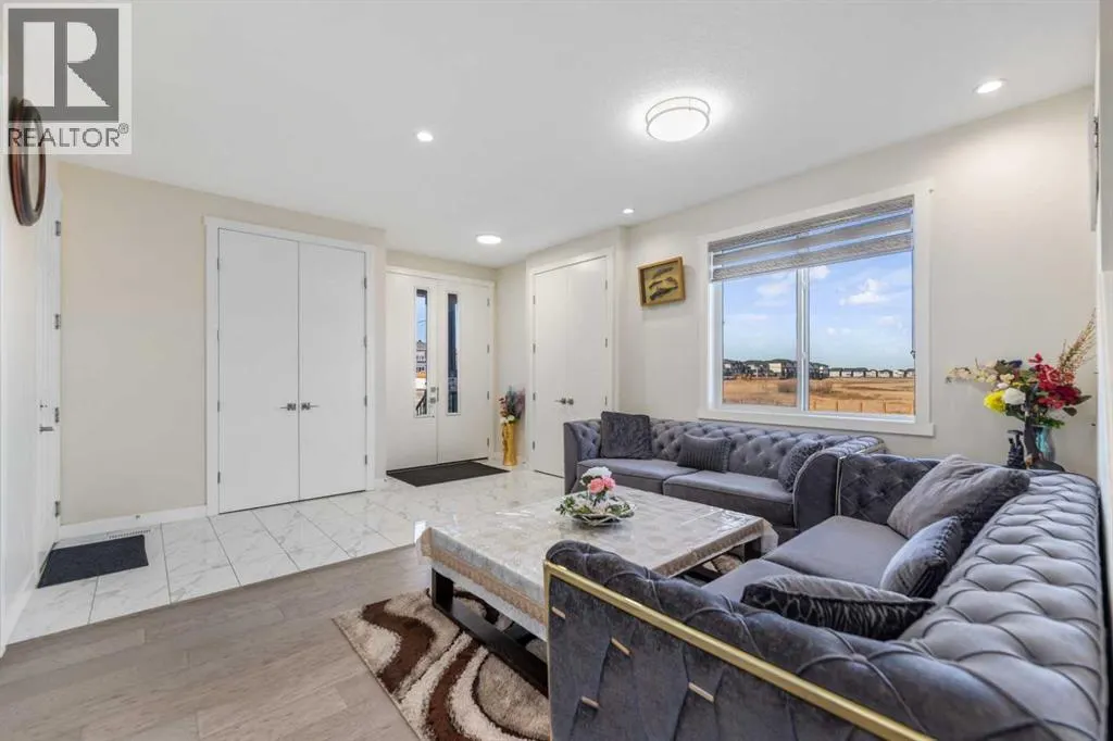 391 Corner Meadows Avenue NE