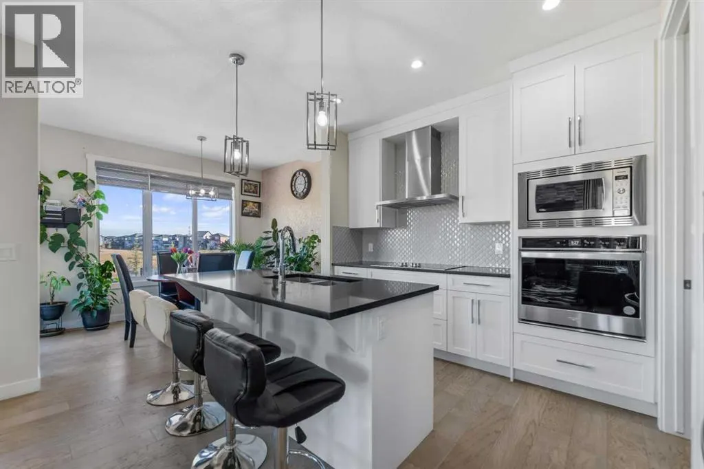 391 Corner Meadows Avenue NE