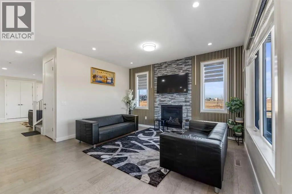 391 Corner Meadows Avenue NE