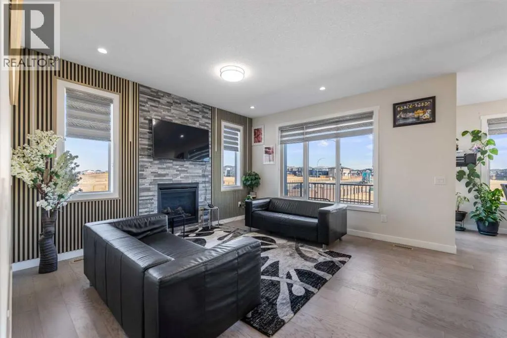 391 Corner Meadows Avenue NE