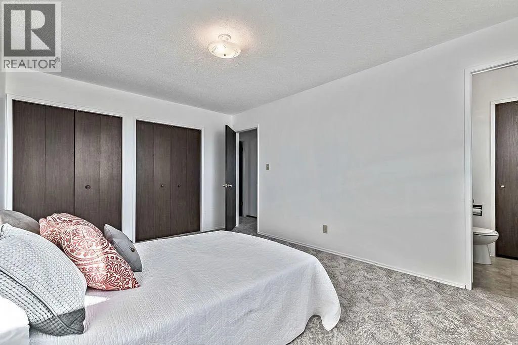 60 Rundlelawn Place NE