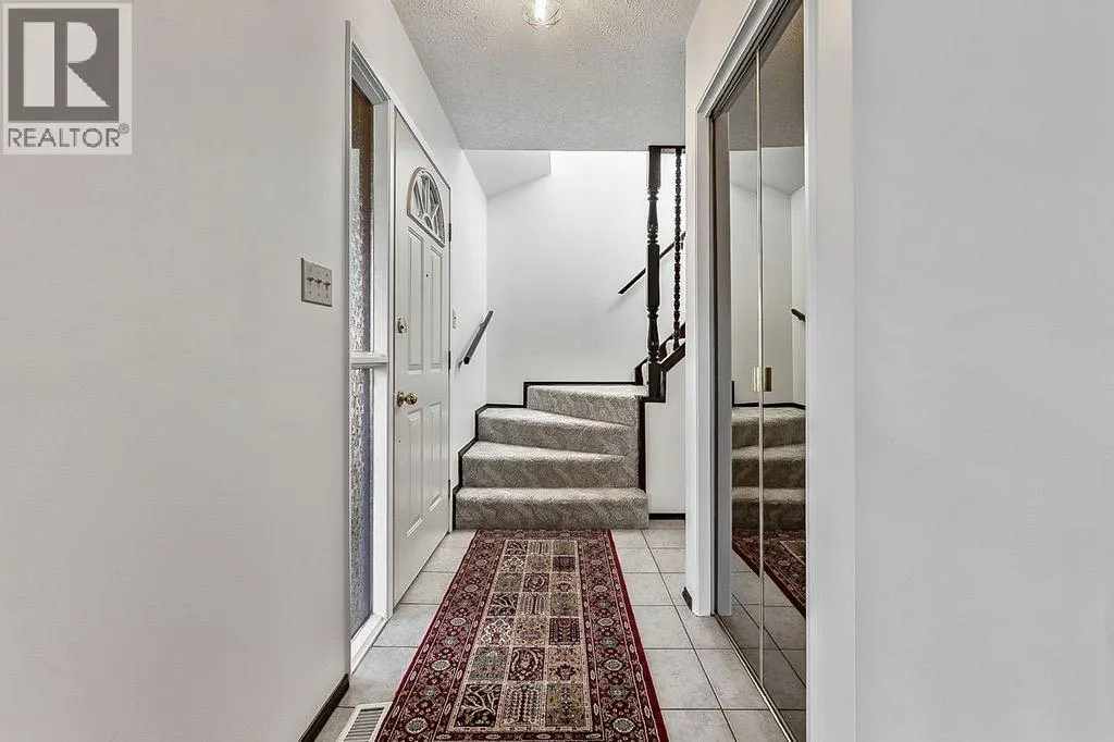 60 Rundlelawn Place NE