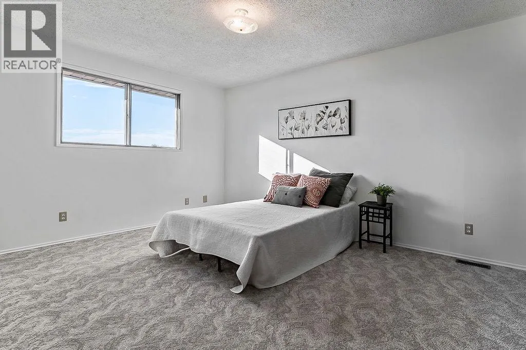 60 Rundlelawn Place NE