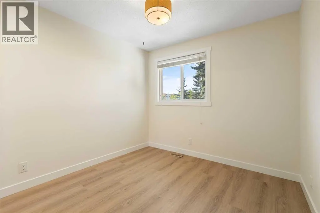 7, 4915 45 Street SW