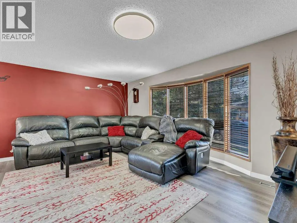 35 Rideau Crescent SE