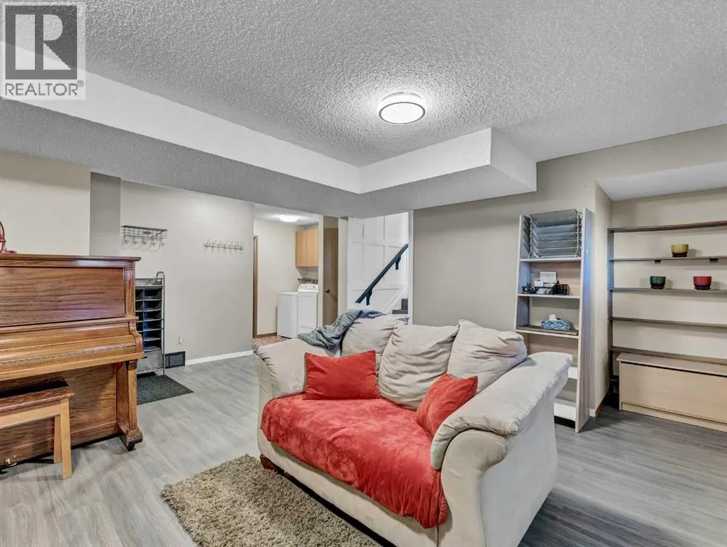 35 Rideau Crescent SE