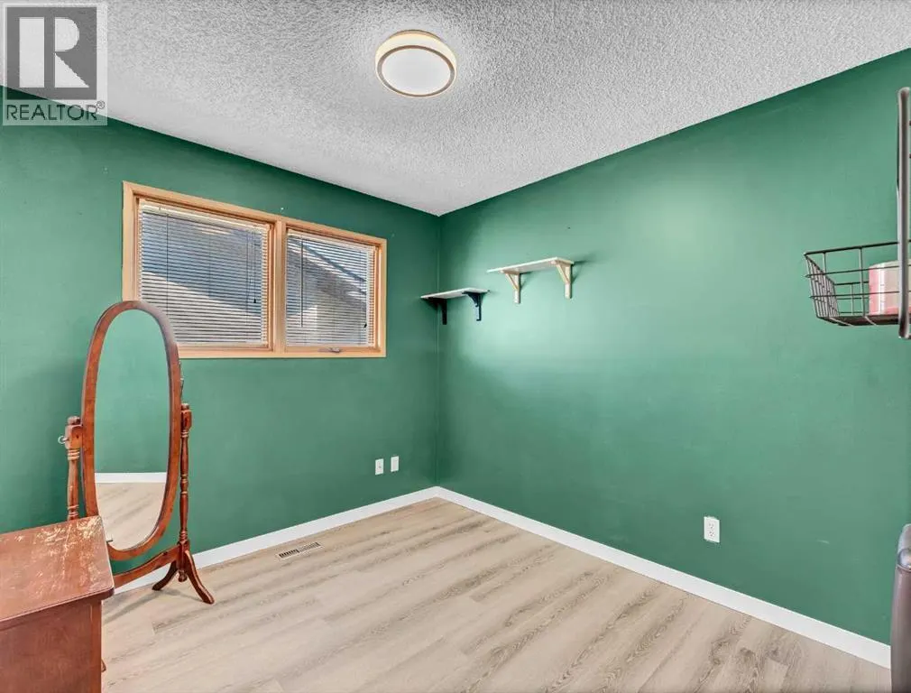 35 Rideau Crescent SE