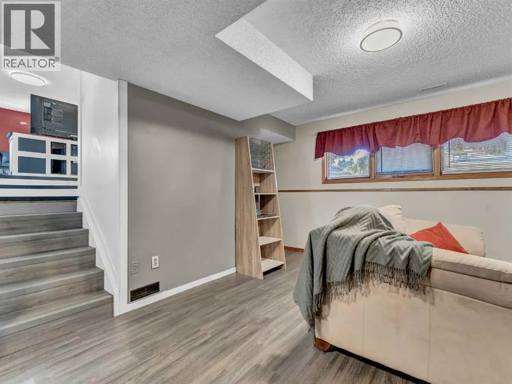 35 Rideau Crescent SE