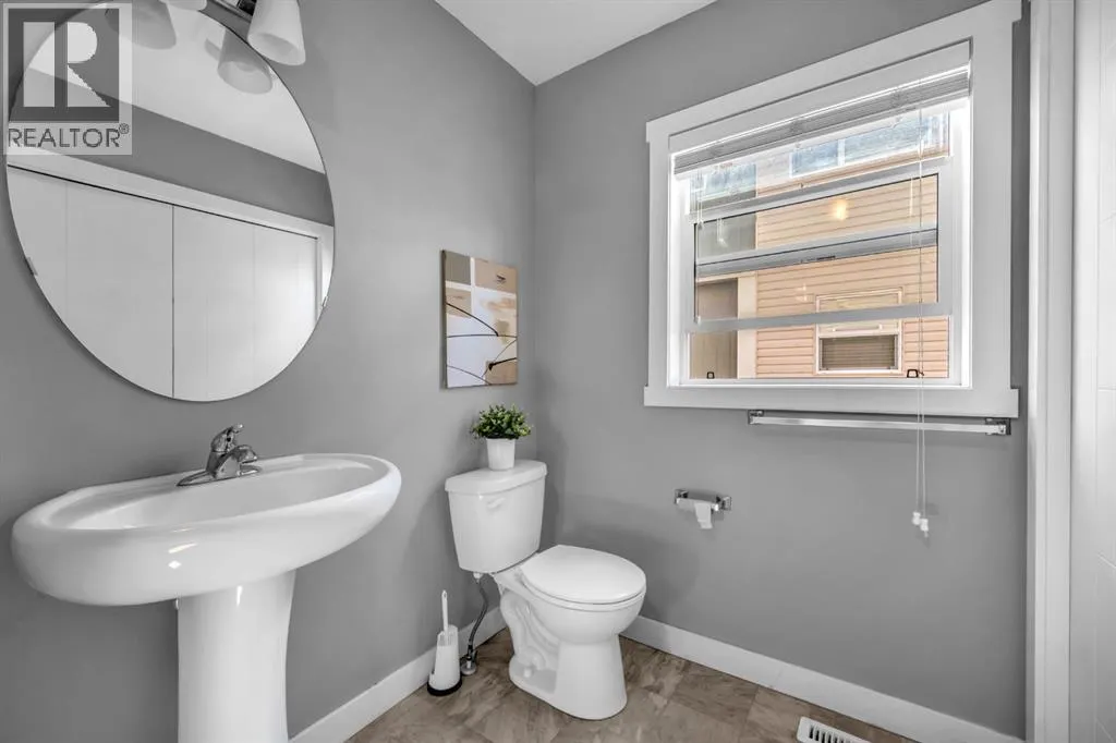 714 Redstone View NE