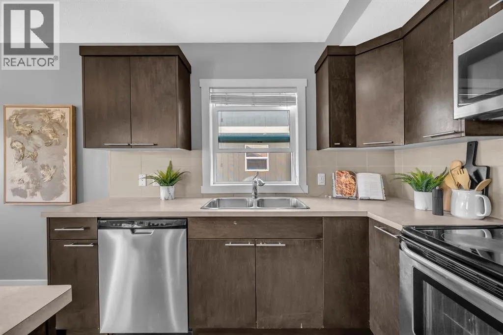 714 Redstone View NE