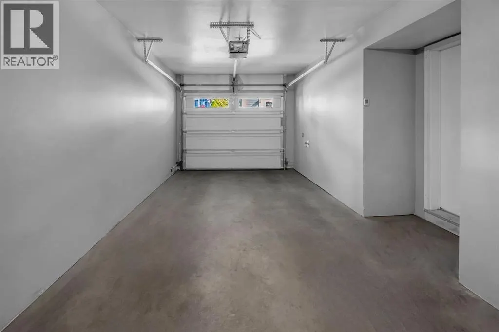 714 Redstone View NE