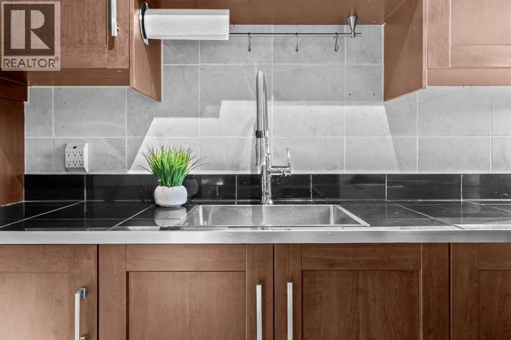 8, 3726 Centre Street NE