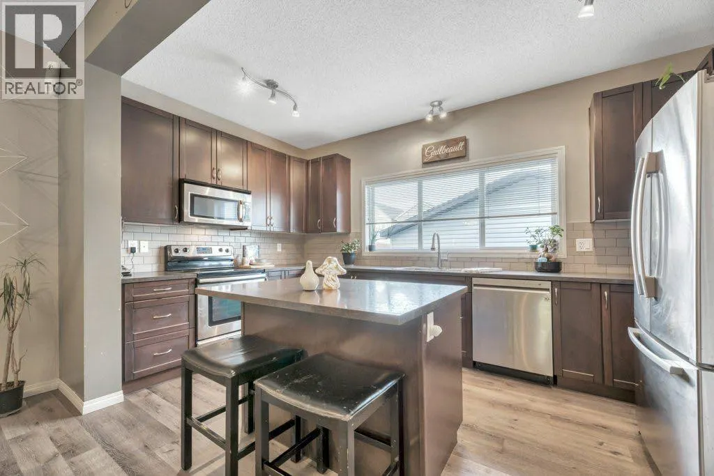 32 Copperpond Heights SE