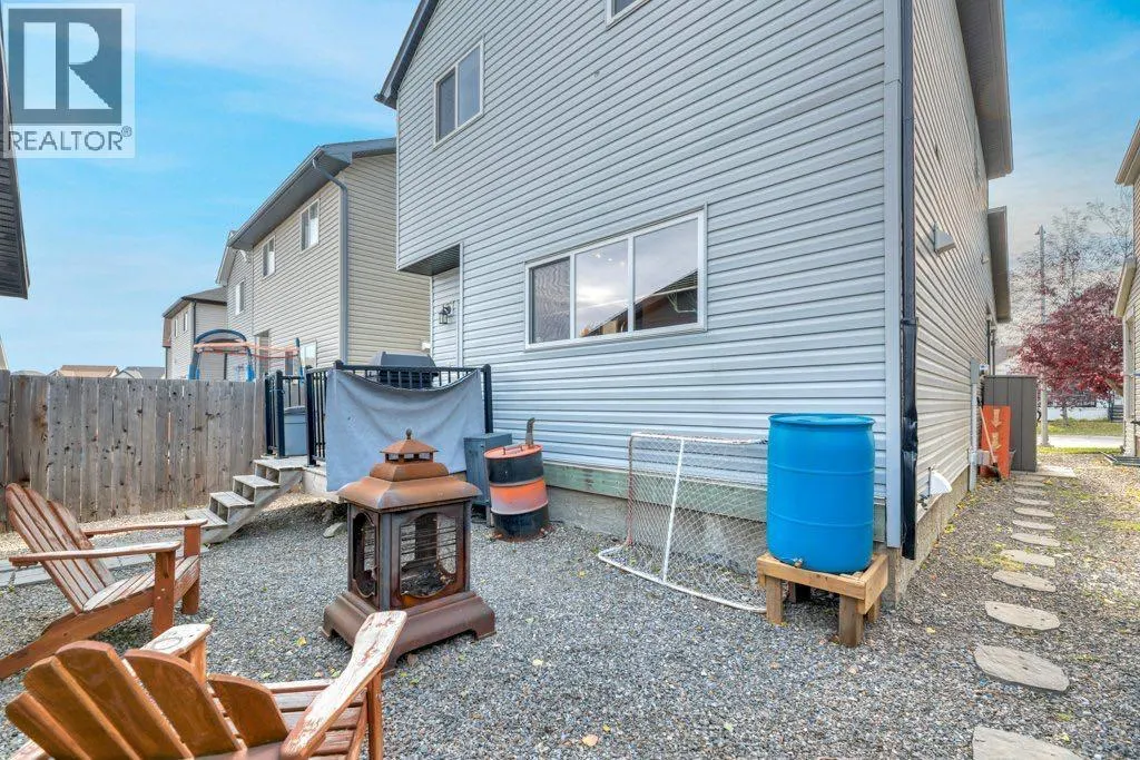 32 Copperpond Heights SE