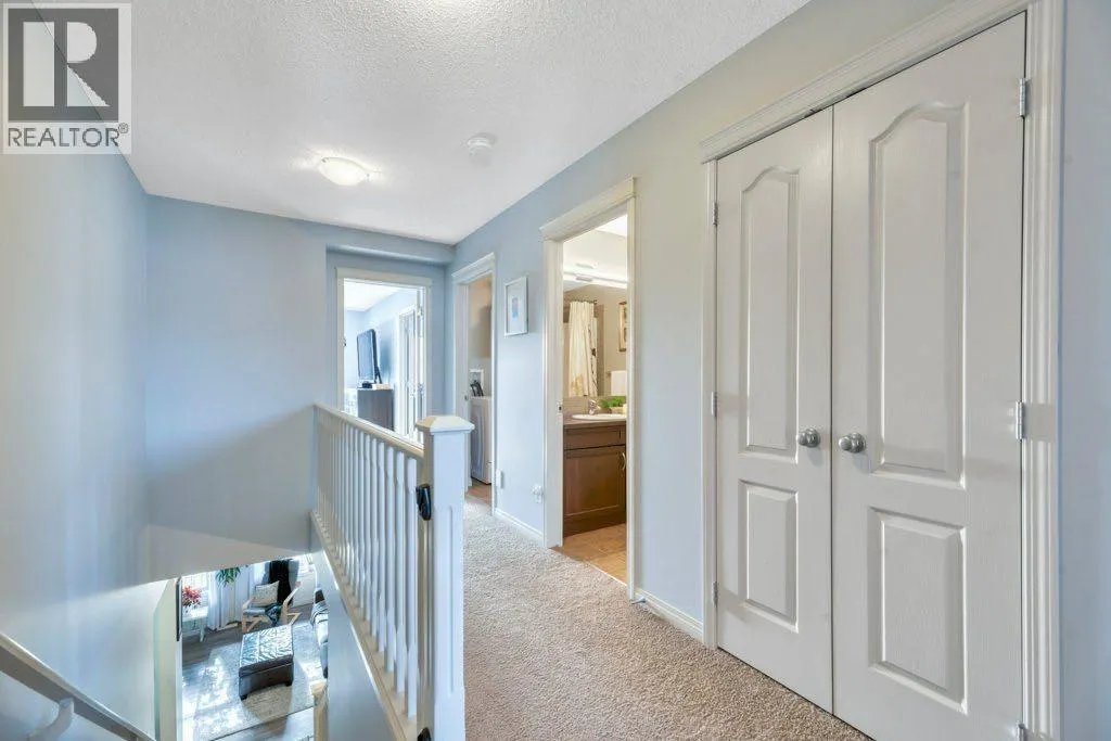 32 Copperpond Heights SE