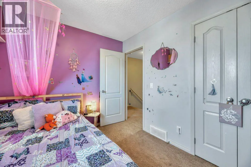 32 Copperpond Heights SE