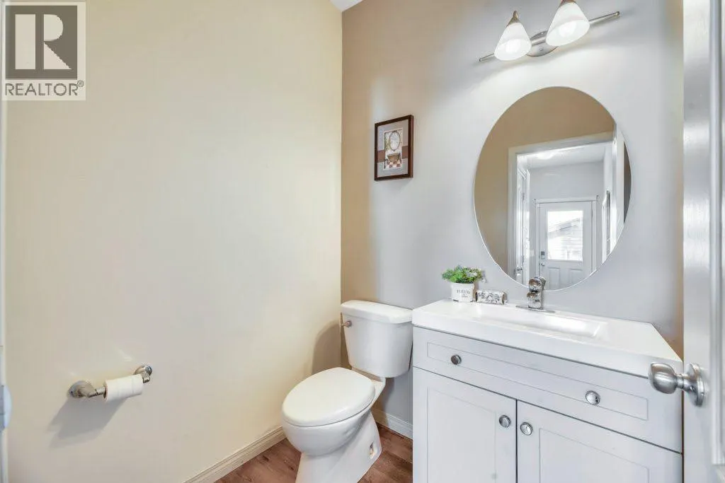 32 Copperpond Heights SE