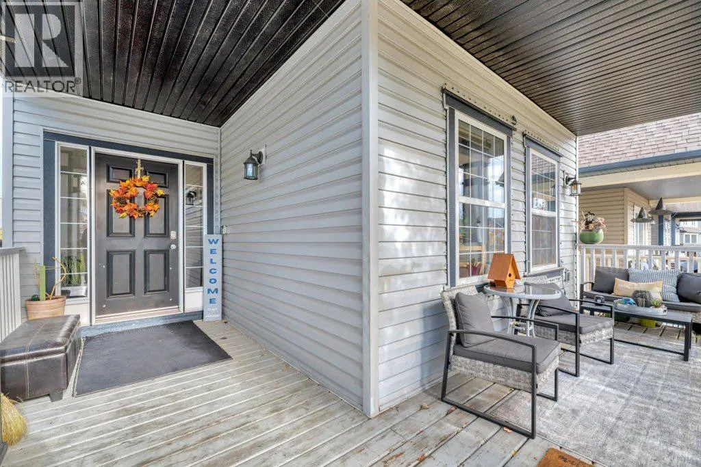 32 Copperpond Heights SE