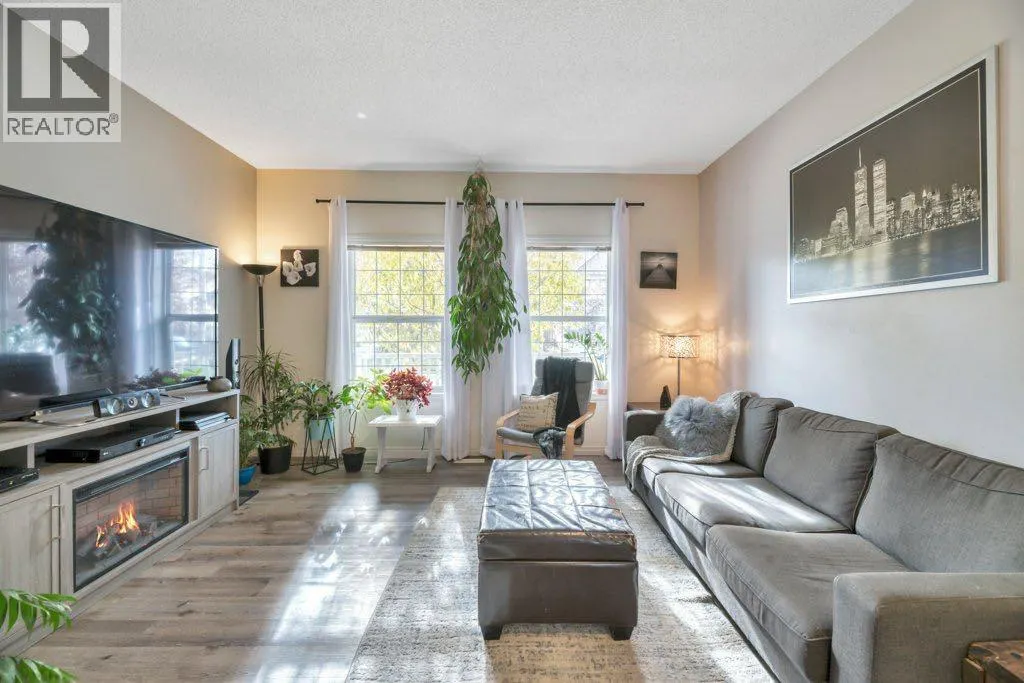 32 Copperpond Heights SE