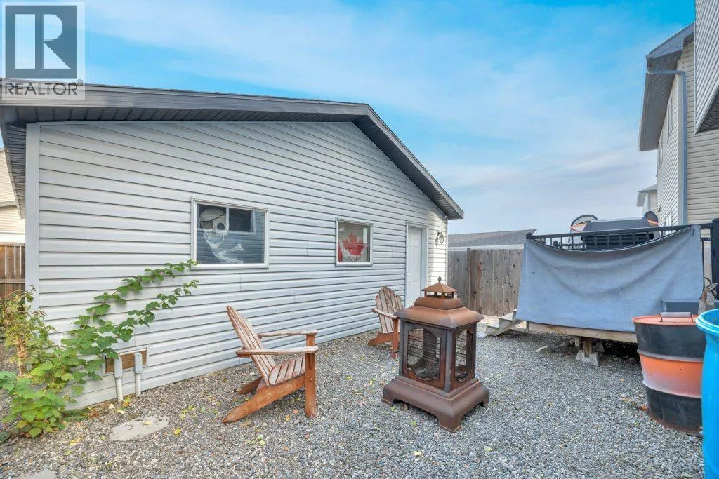 32 Copperpond Heights SE