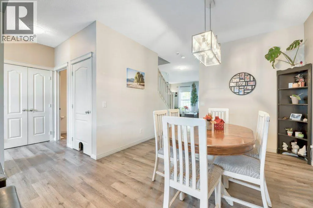 32 Copperpond Heights SE