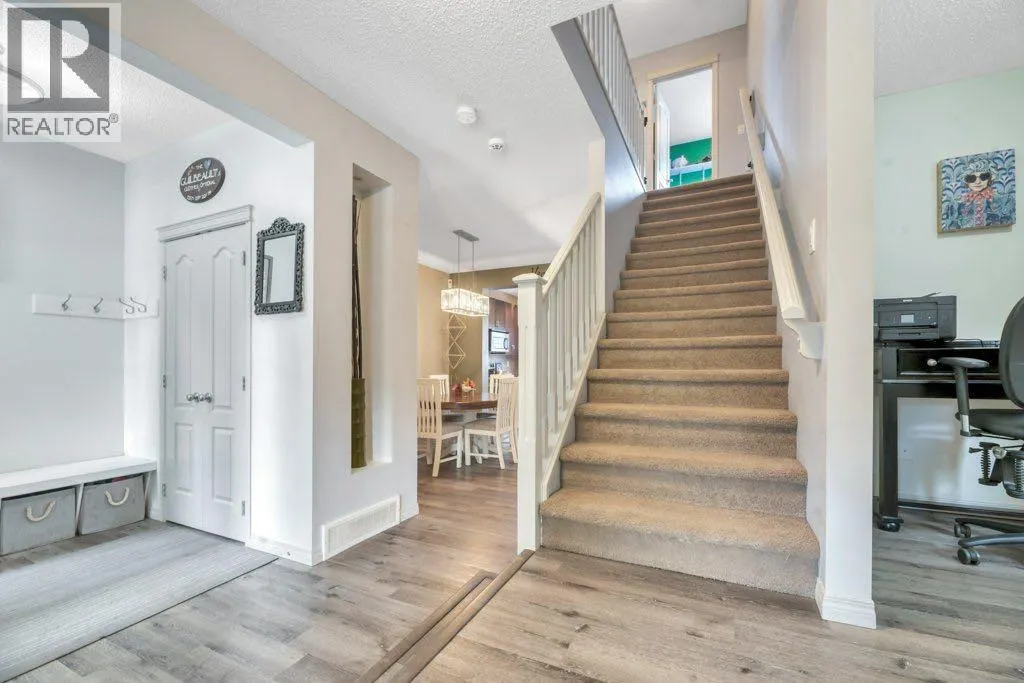 32 Copperpond Heights SE