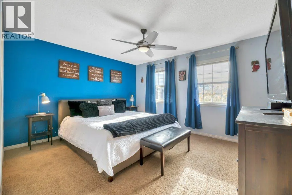 32 Copperpond Heights SE