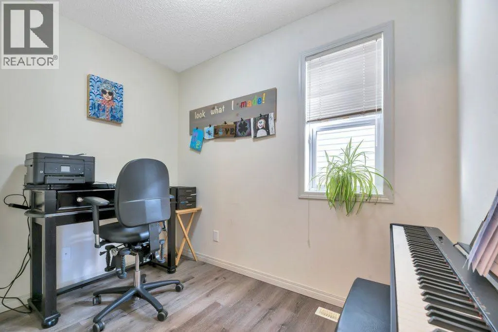 32 Copperpond Heights SE