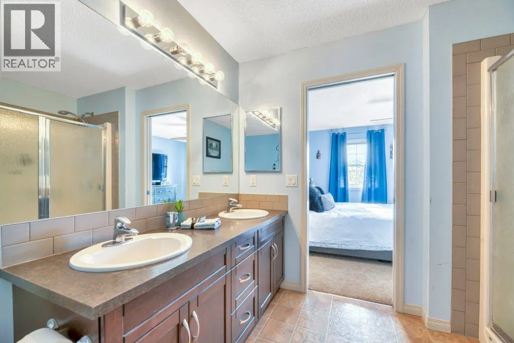 32 Copperpond Heights SE