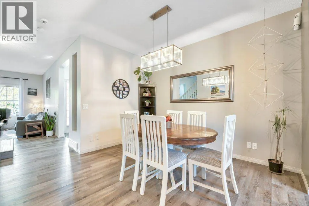 32 Copperpond Heights SE