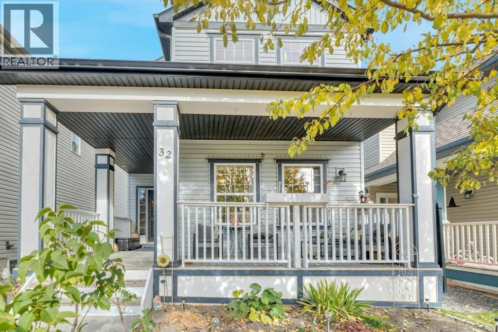 32 Copperpond Heights SE