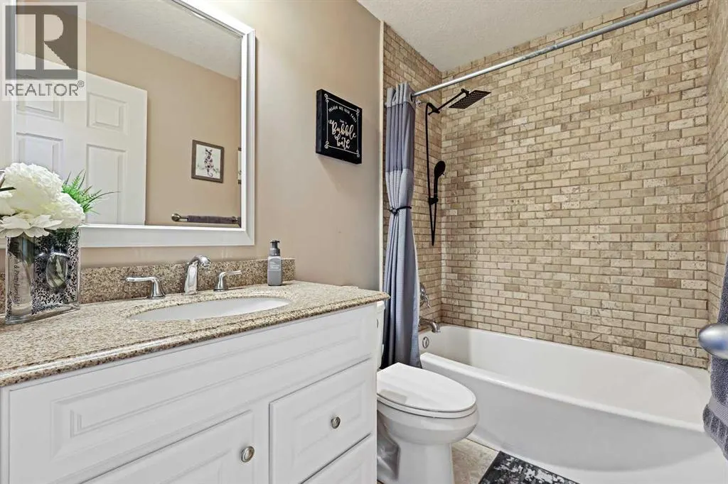 875 Midridge Drive SE