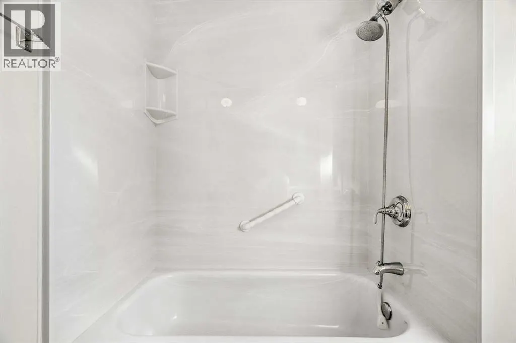 827 Lake Emerald Place SE