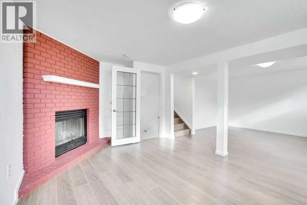 56 Castleglen Crescent NE