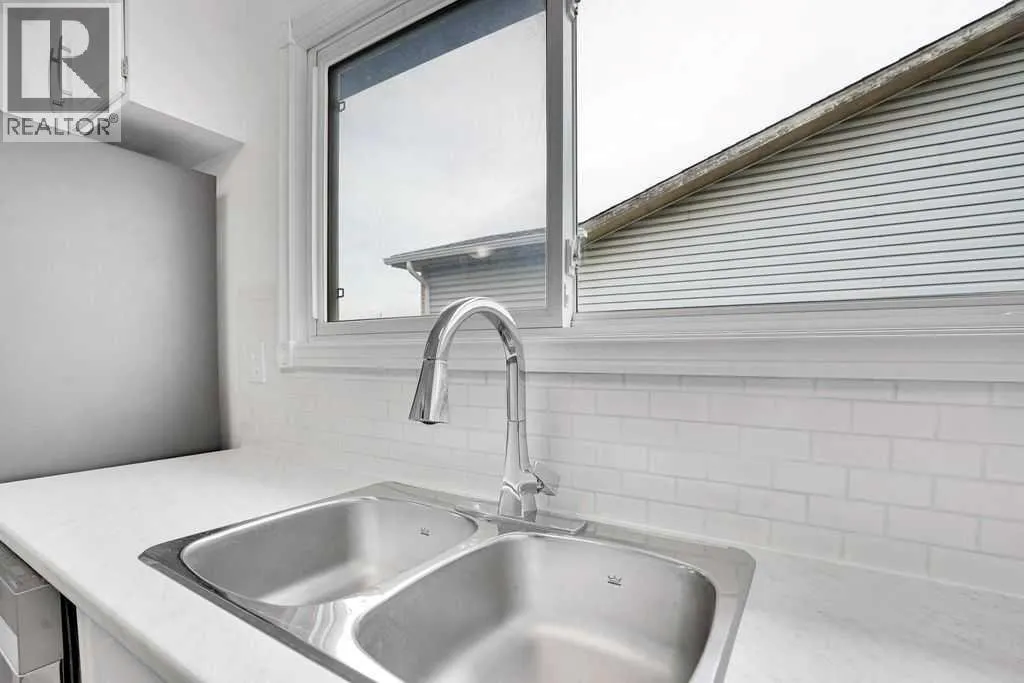 56 Castleglen Crescent NE