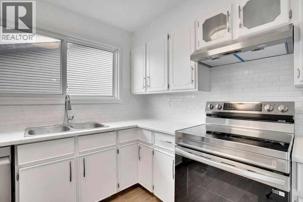 56 Castleglen Crescent NE