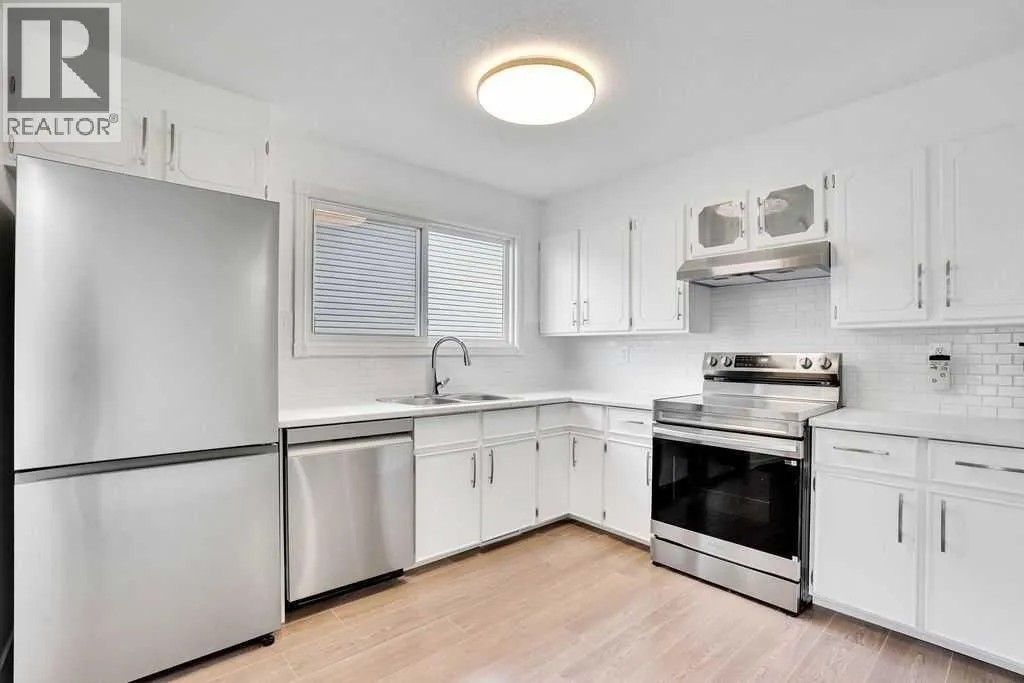 56 Castleglen Crescent NE