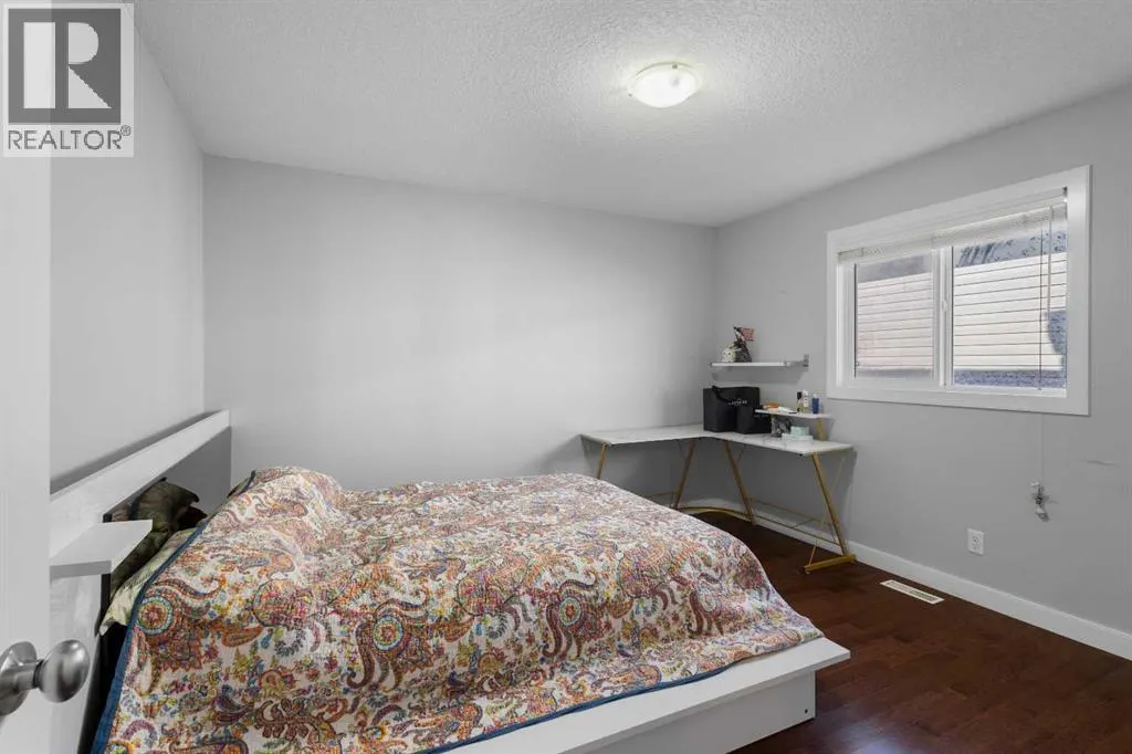 16 Redstone Parade NE