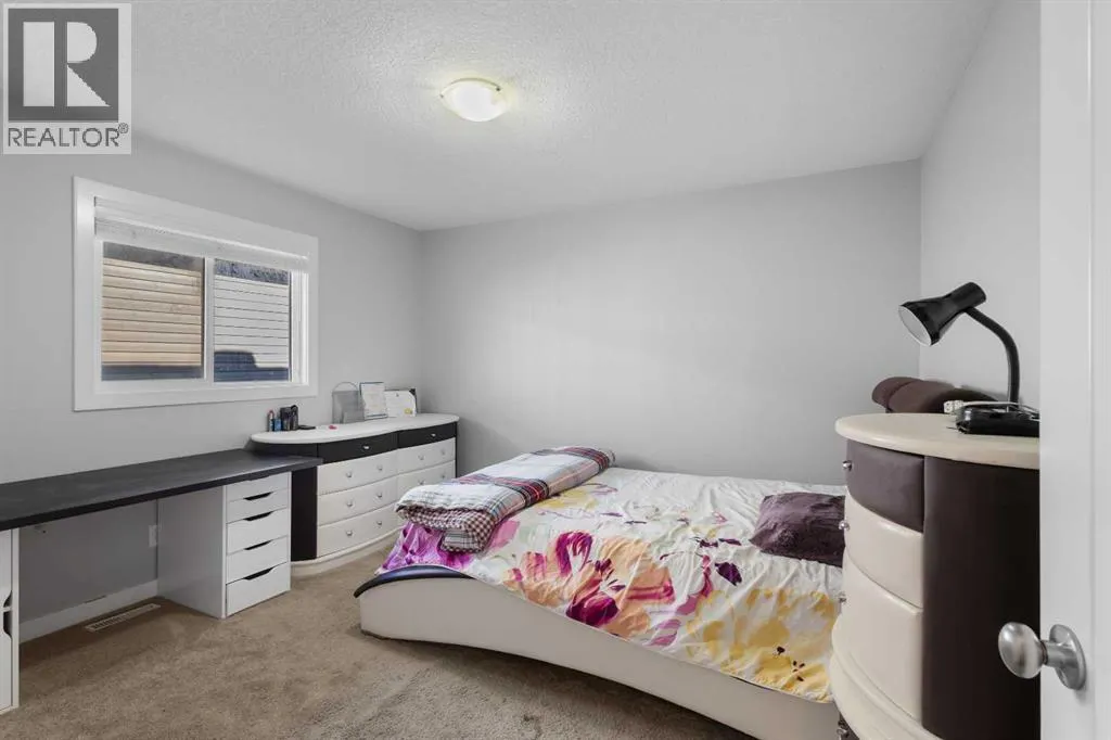 16 Redstone Parade NE