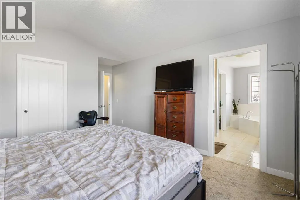 16 Redstone Parade NE