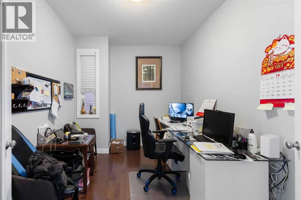 16 Redstone Parade NE